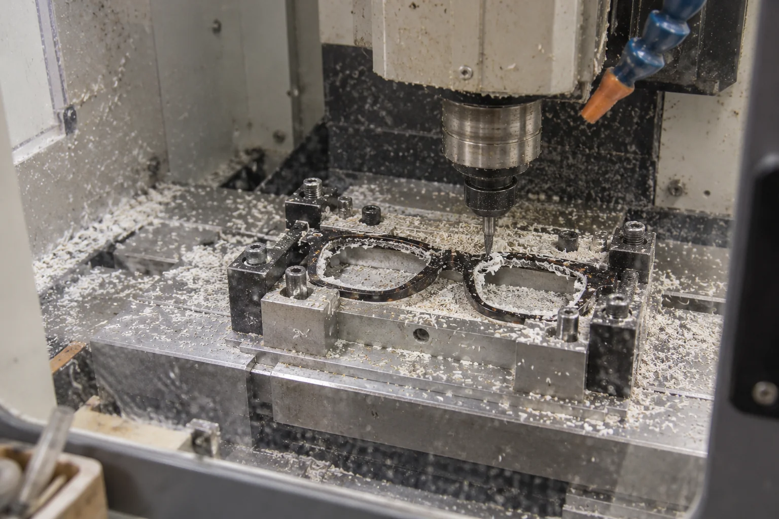 Generierte Prozessdarstellung: CNC-Bearbeitung und -Formung
