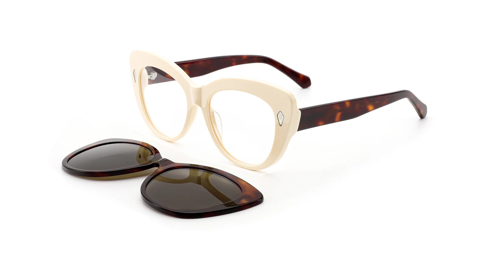 Cream / Burgundy — 45° view