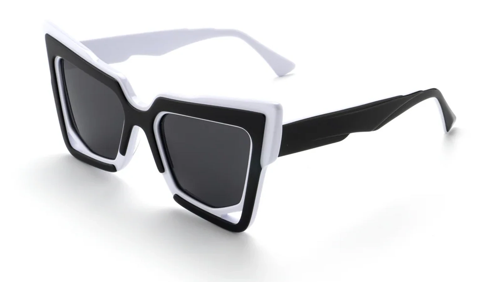 Black / White — 45° view